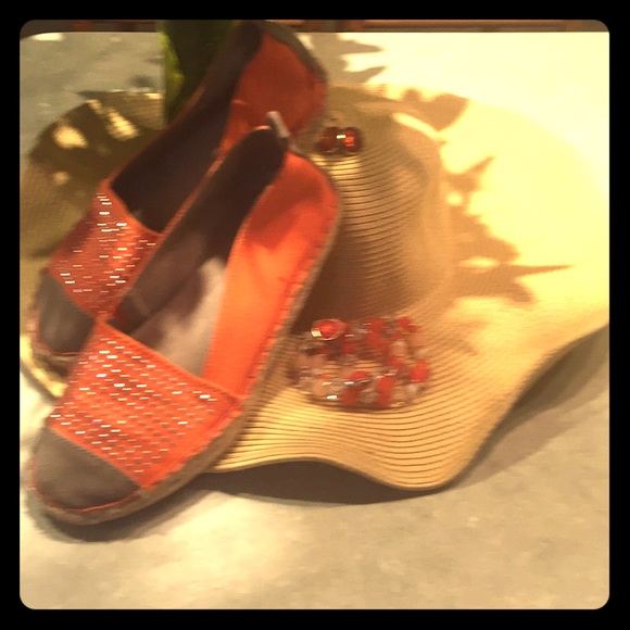 💲🔻EUC Espadrille White Mountain Studded Canvas Flats in 🍊 - Picture 1 of 3